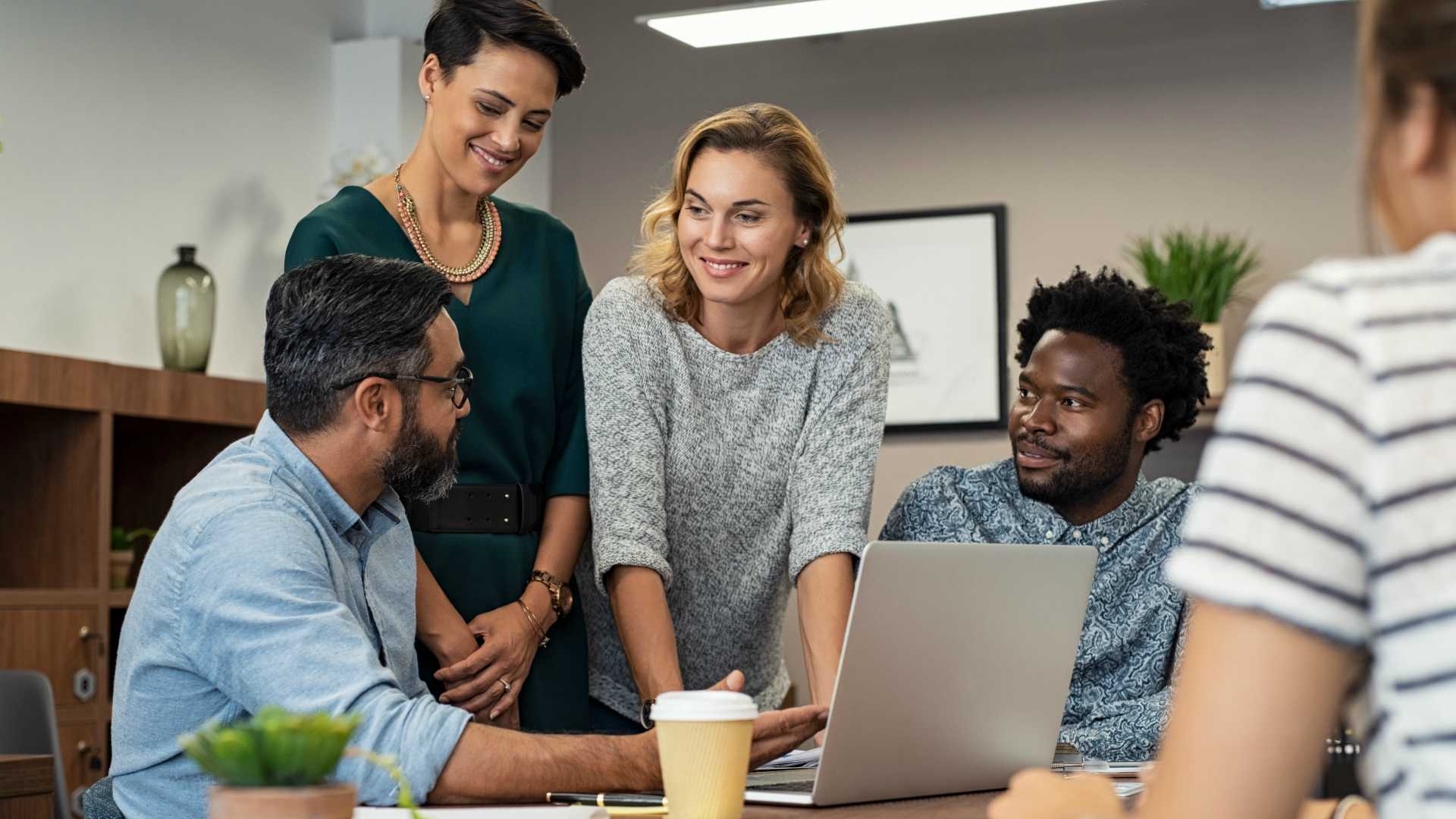 Pessoas demonstrando coragem no ambiente de trabalho.