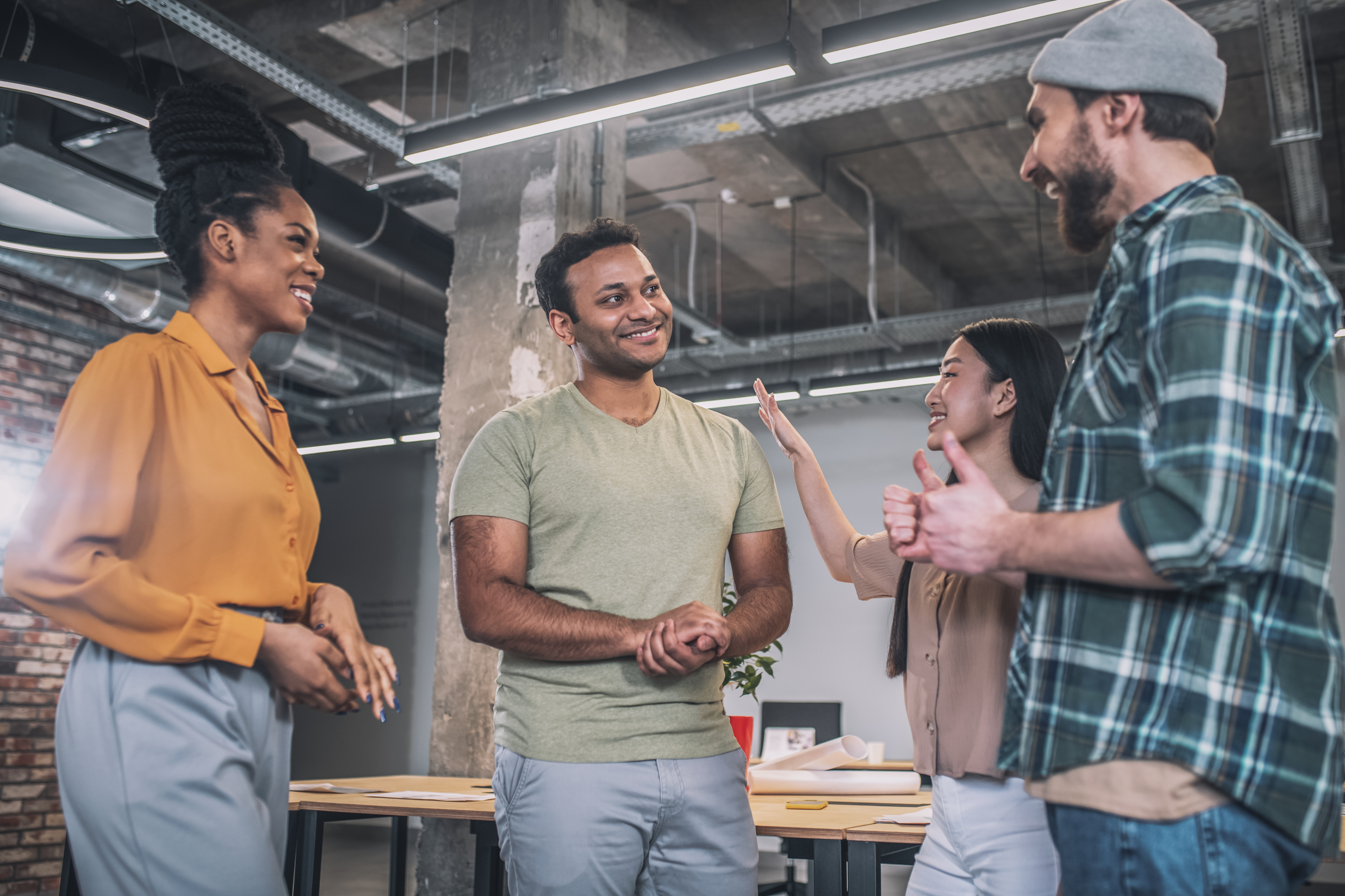 Pessoas felizes se comunicando no trabalho.
