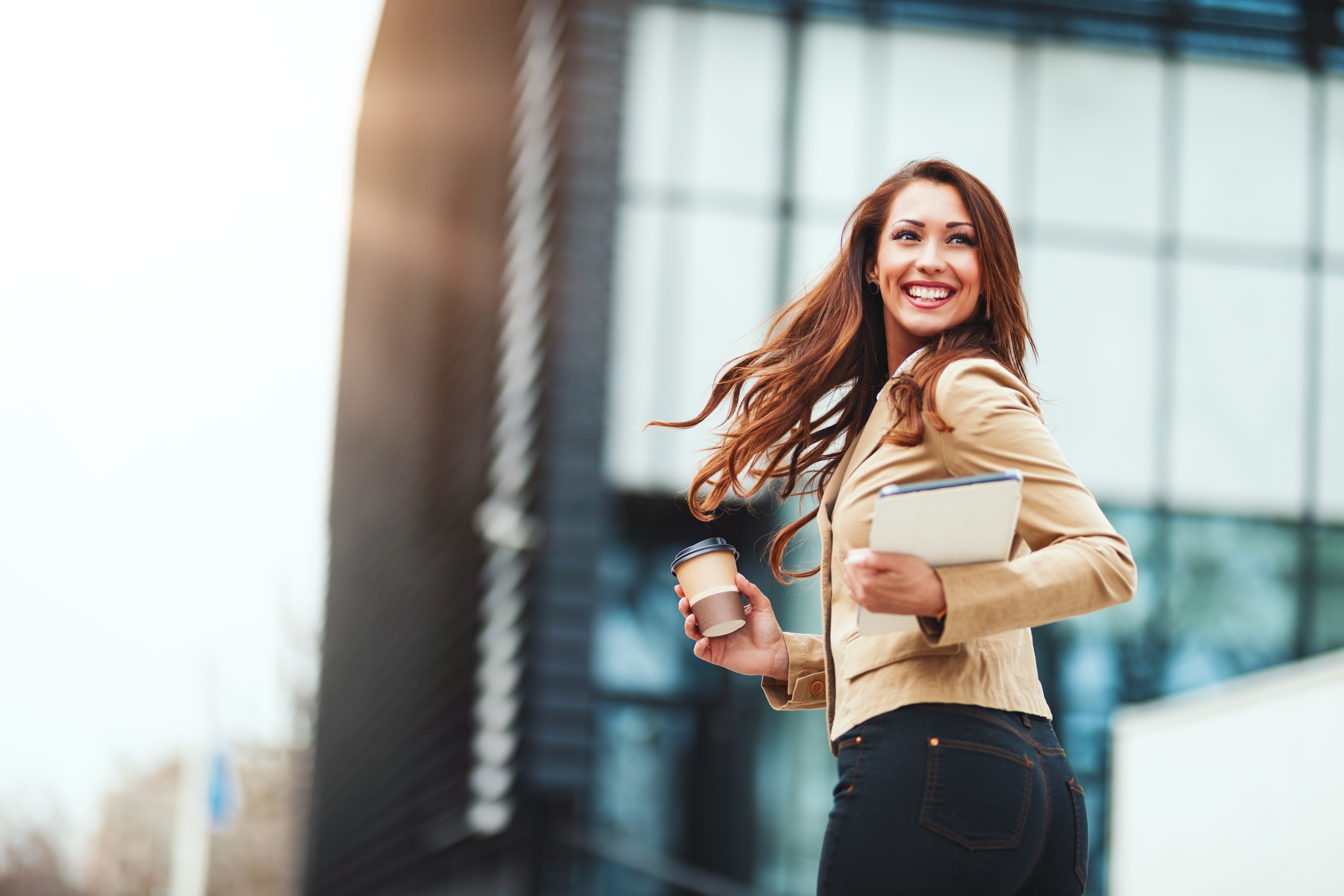 Moça refletindo sobre carreira.