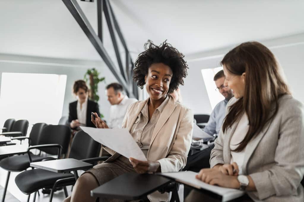 duas pessoas conversando no trabalho